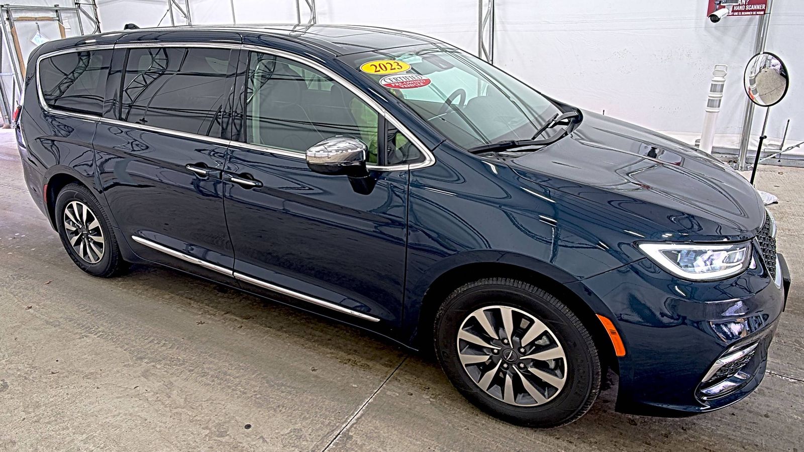 2023 Chrysler Pacifica Hybrid Limited FWD