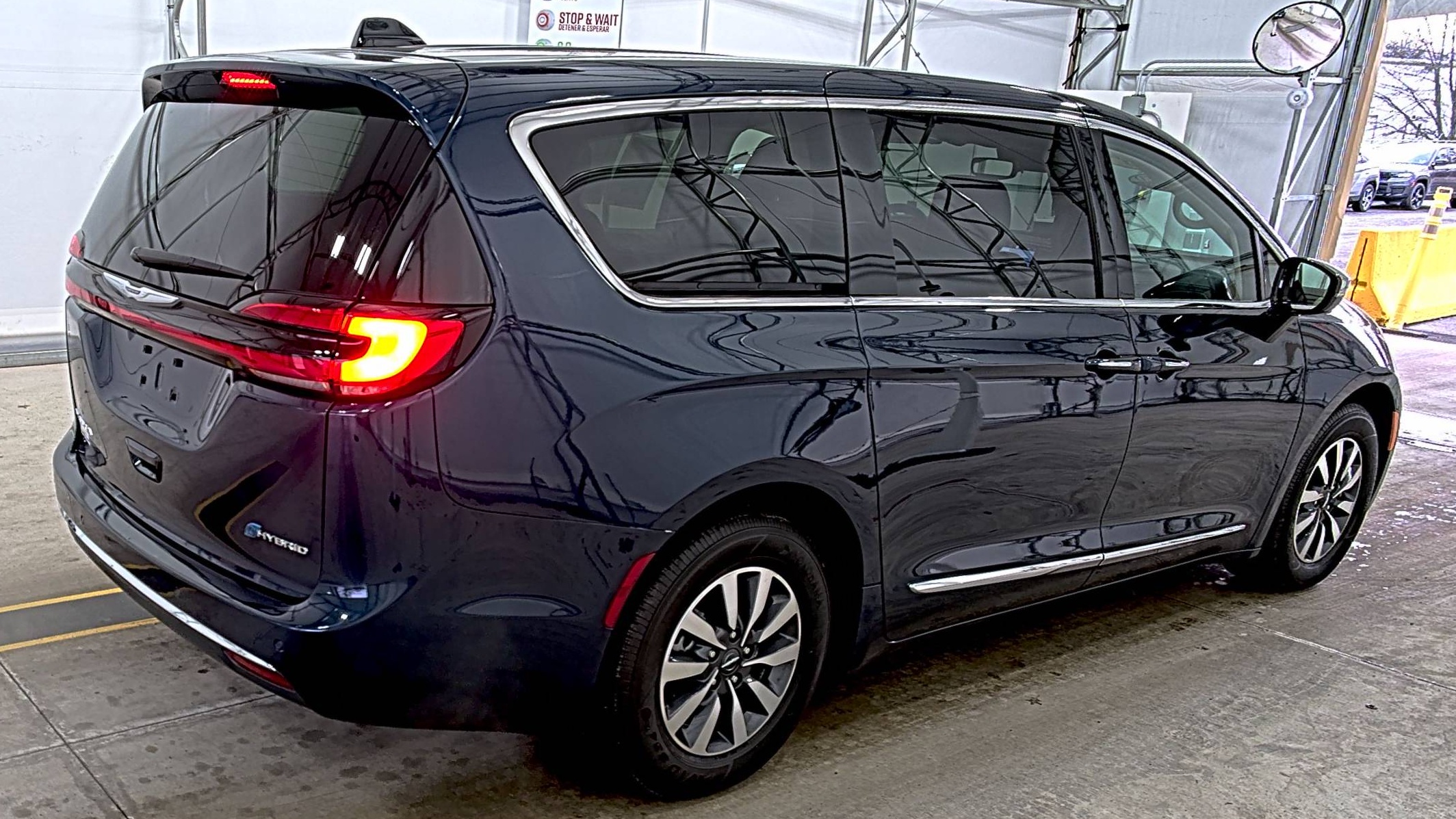 2023 Chrysler Pacifica Hybrid Limited FWD