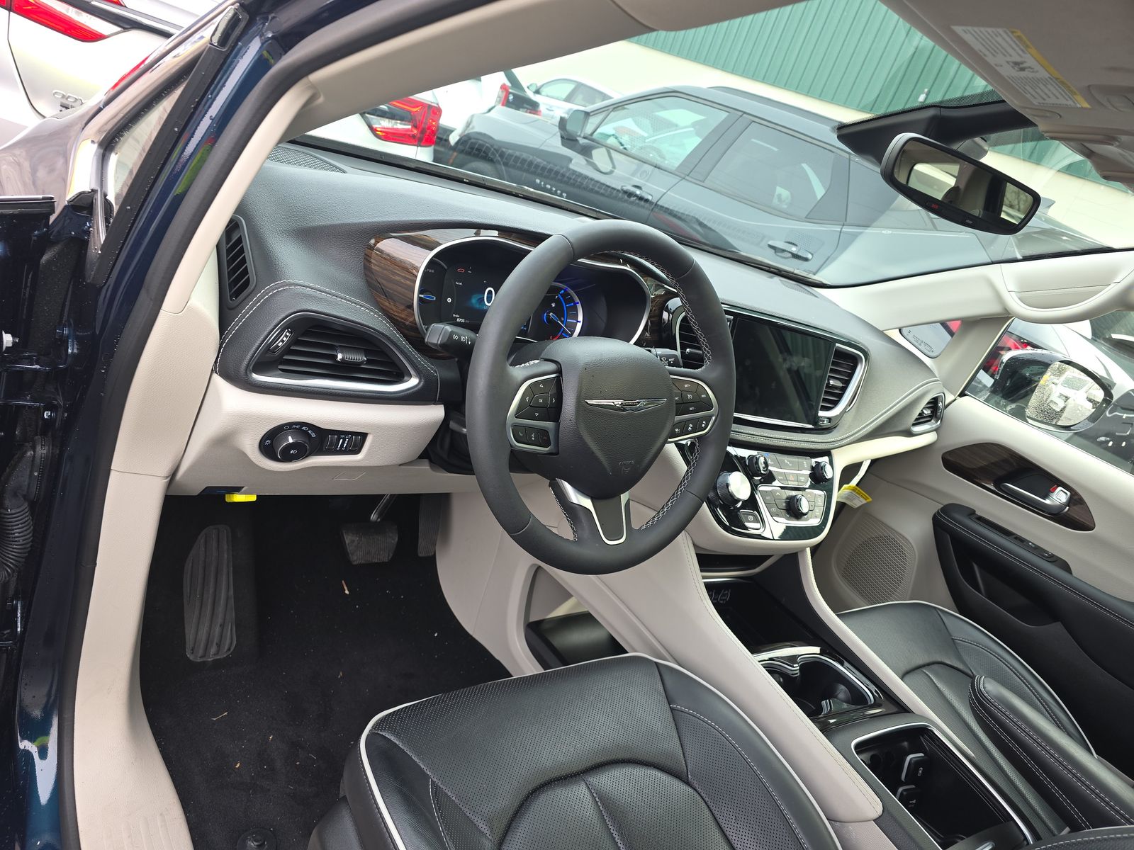 2023 Chrysler Pacifica Hybrid Limited FWD