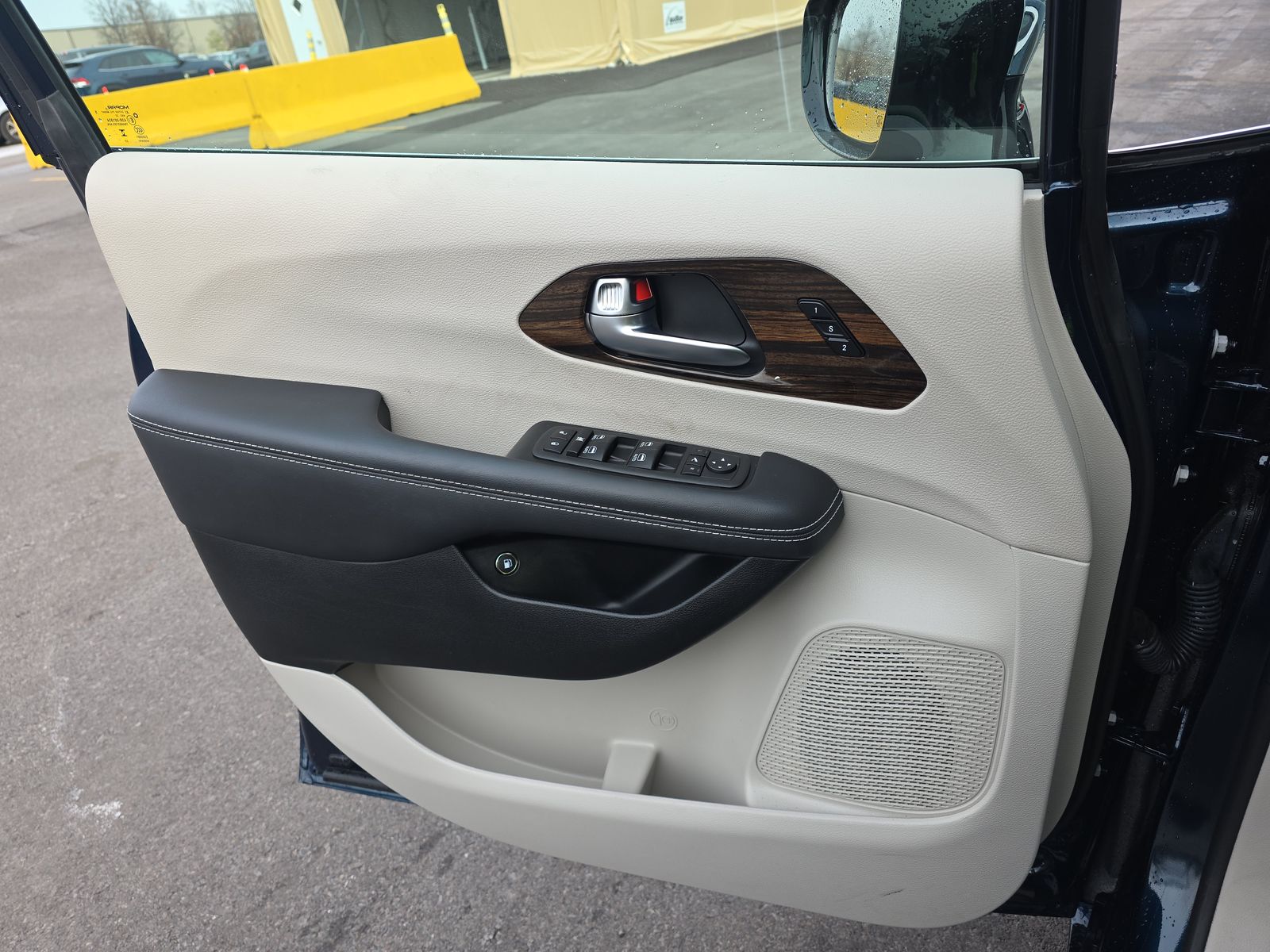 2023 Chrysler Pacifica Hybrid Limited FWD