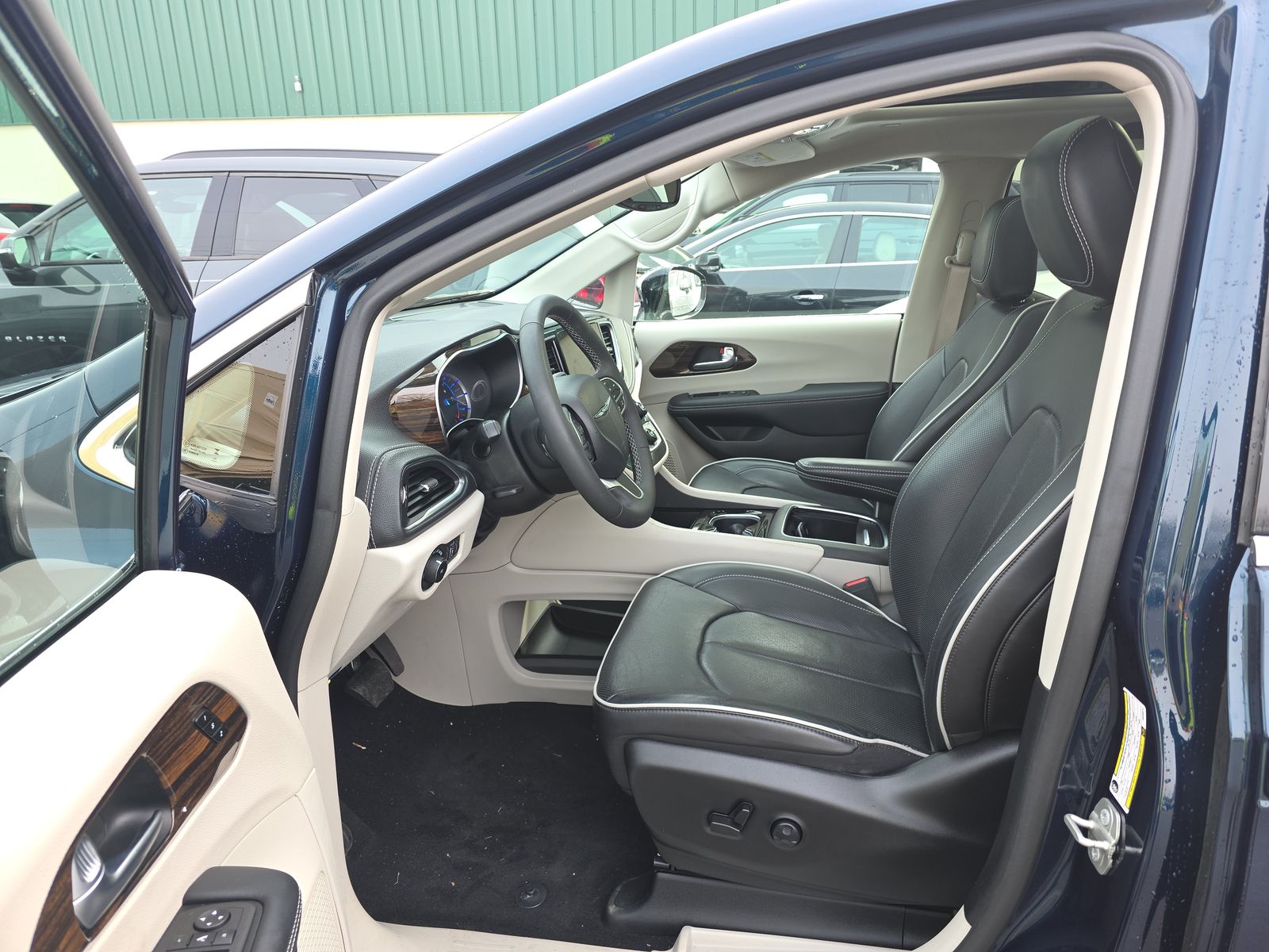 2023 Chrysler Pacifica Hybrid Limited FWD