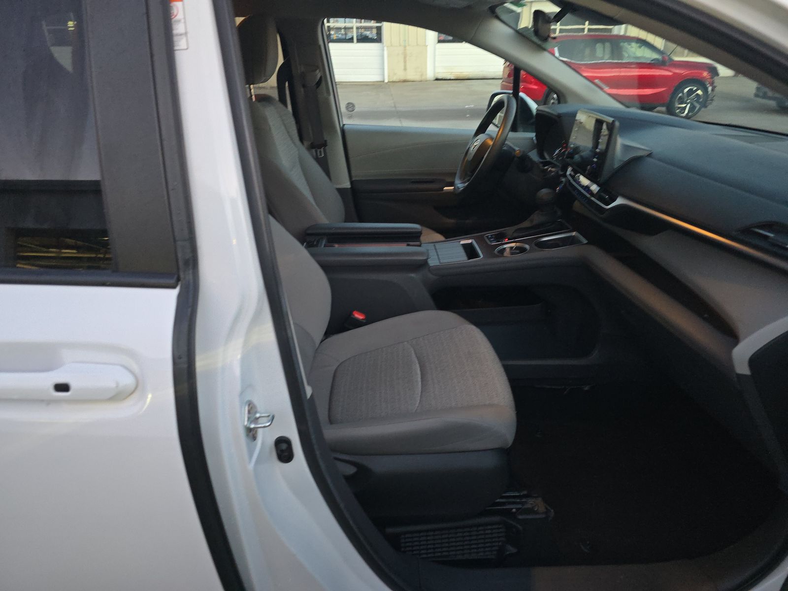 2024 Toyota Sienna LE FWD