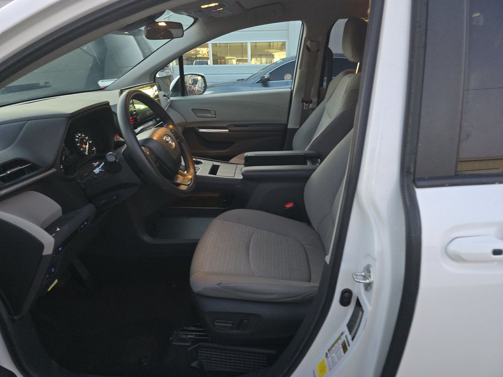 2024 Toyota Sienna LE FWD