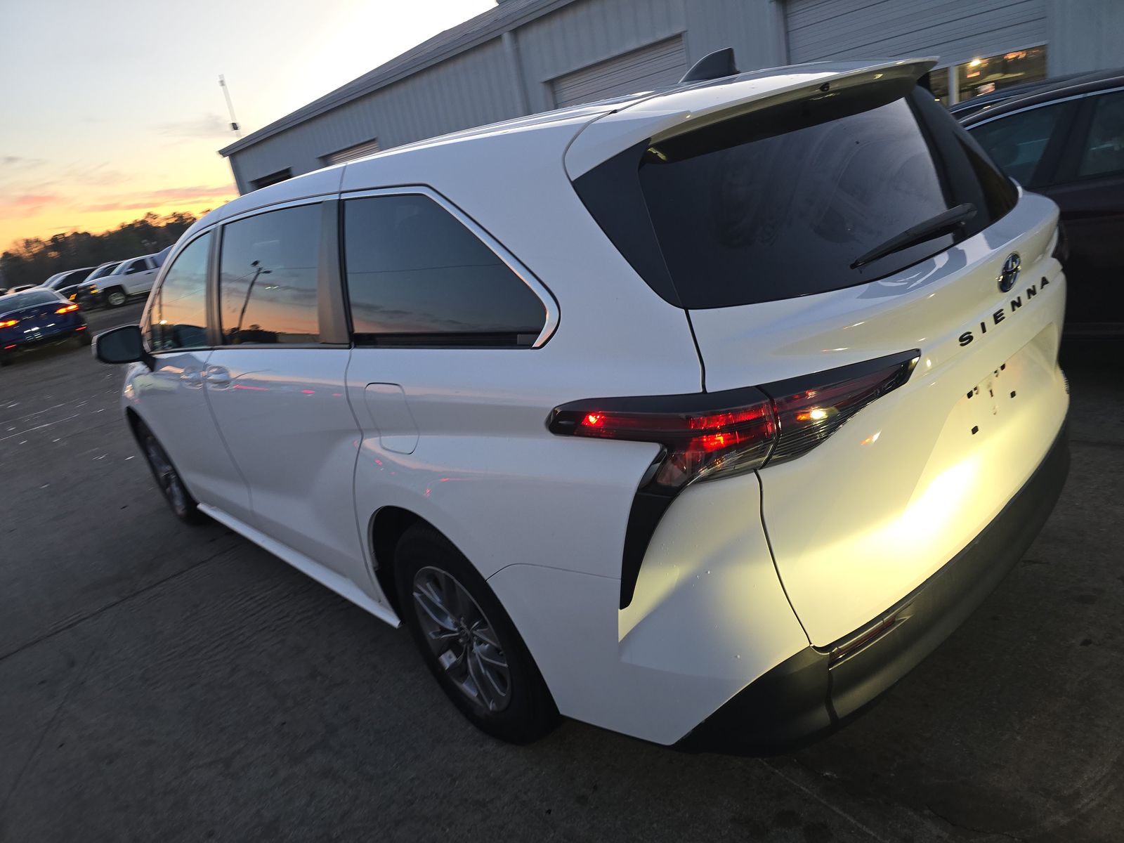 2024 Toyota Sienna LE FWD