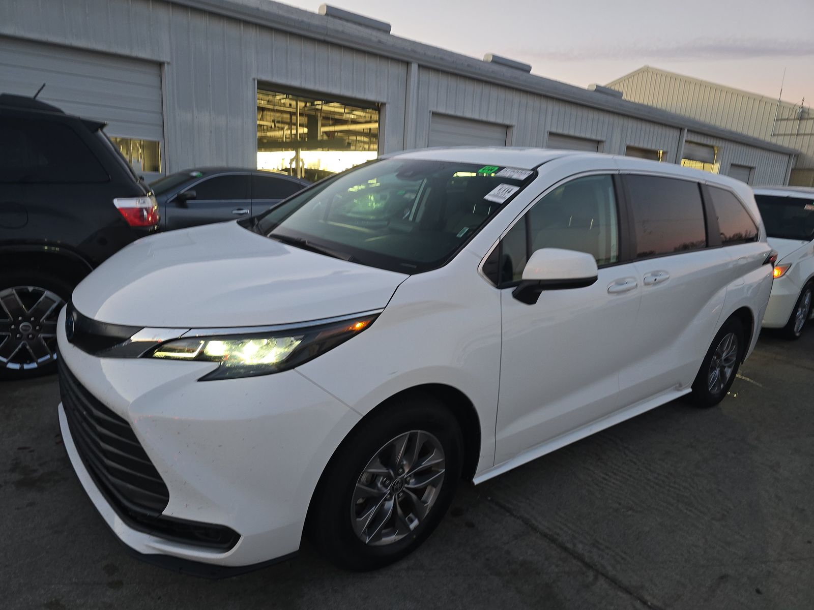 2024 Toyota Sienna LE FWD