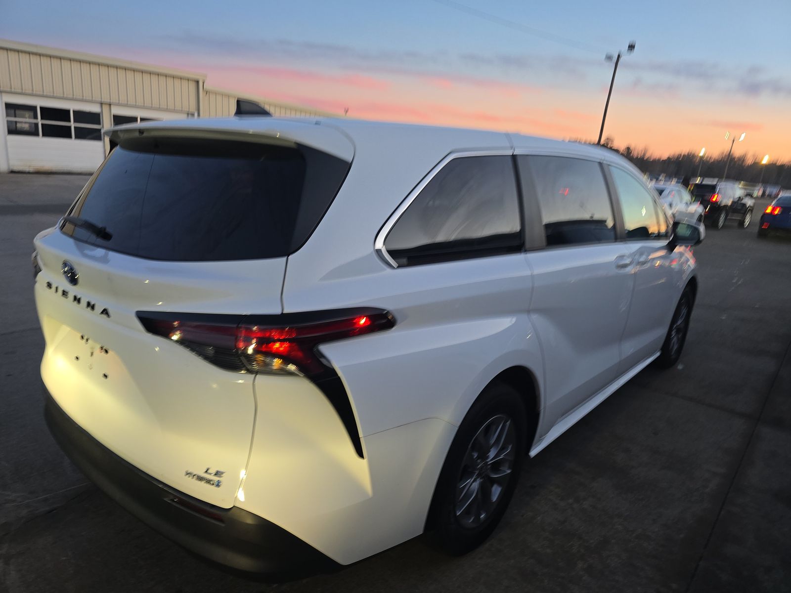 2024 Toyota Sienna LE FWD