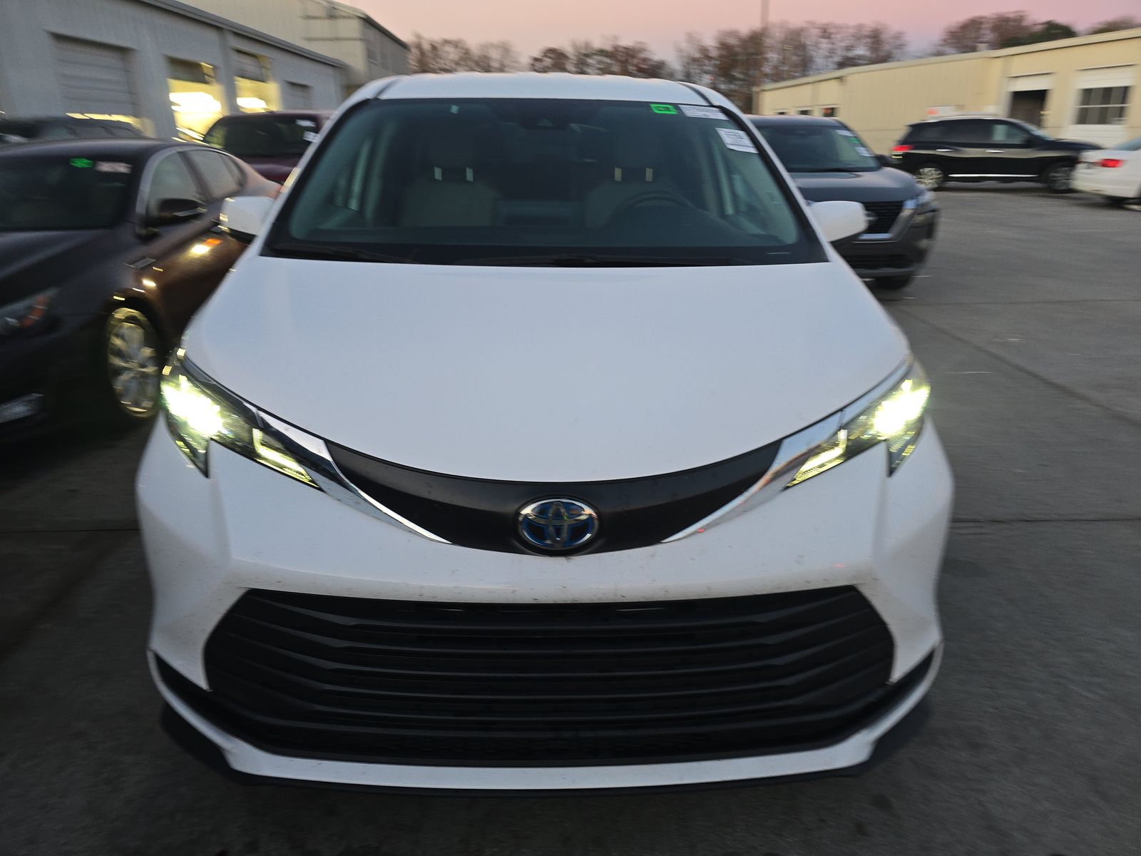 2024 Toyota Sienna LE FWD