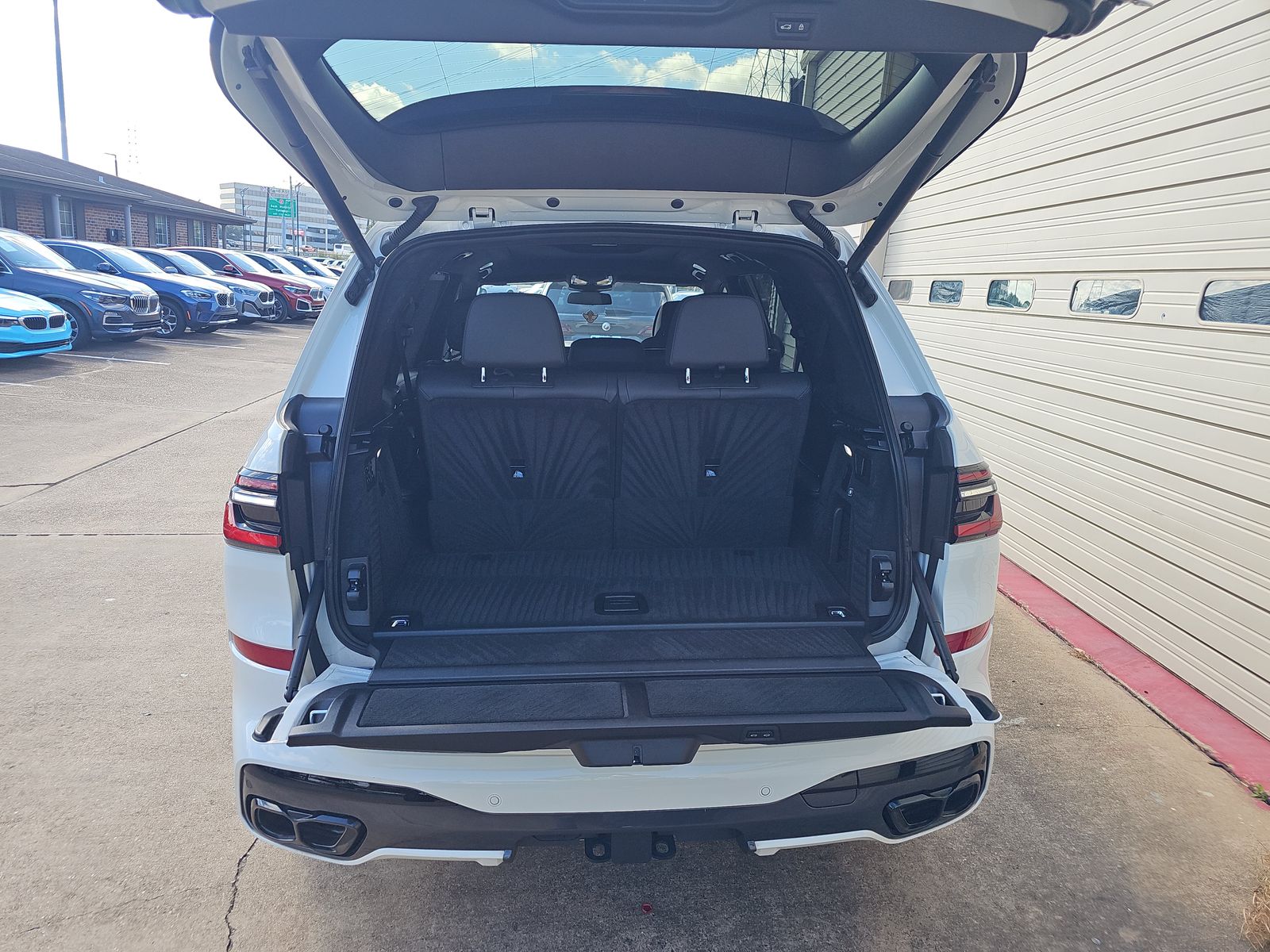 2023 BMW X7 M60i AWD