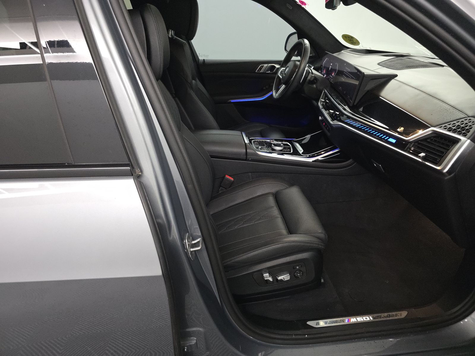 2023 BMW X7 M60i AWD