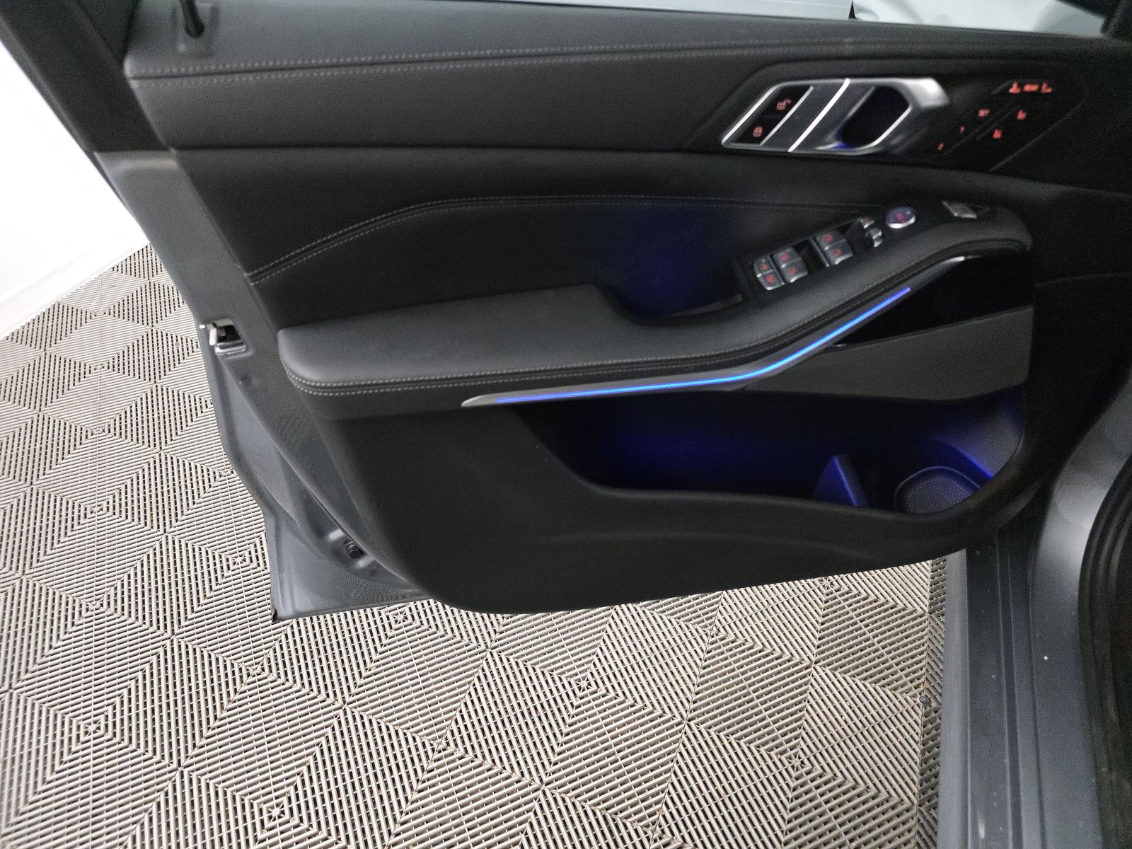 2023 BMW X7 M60i AWD