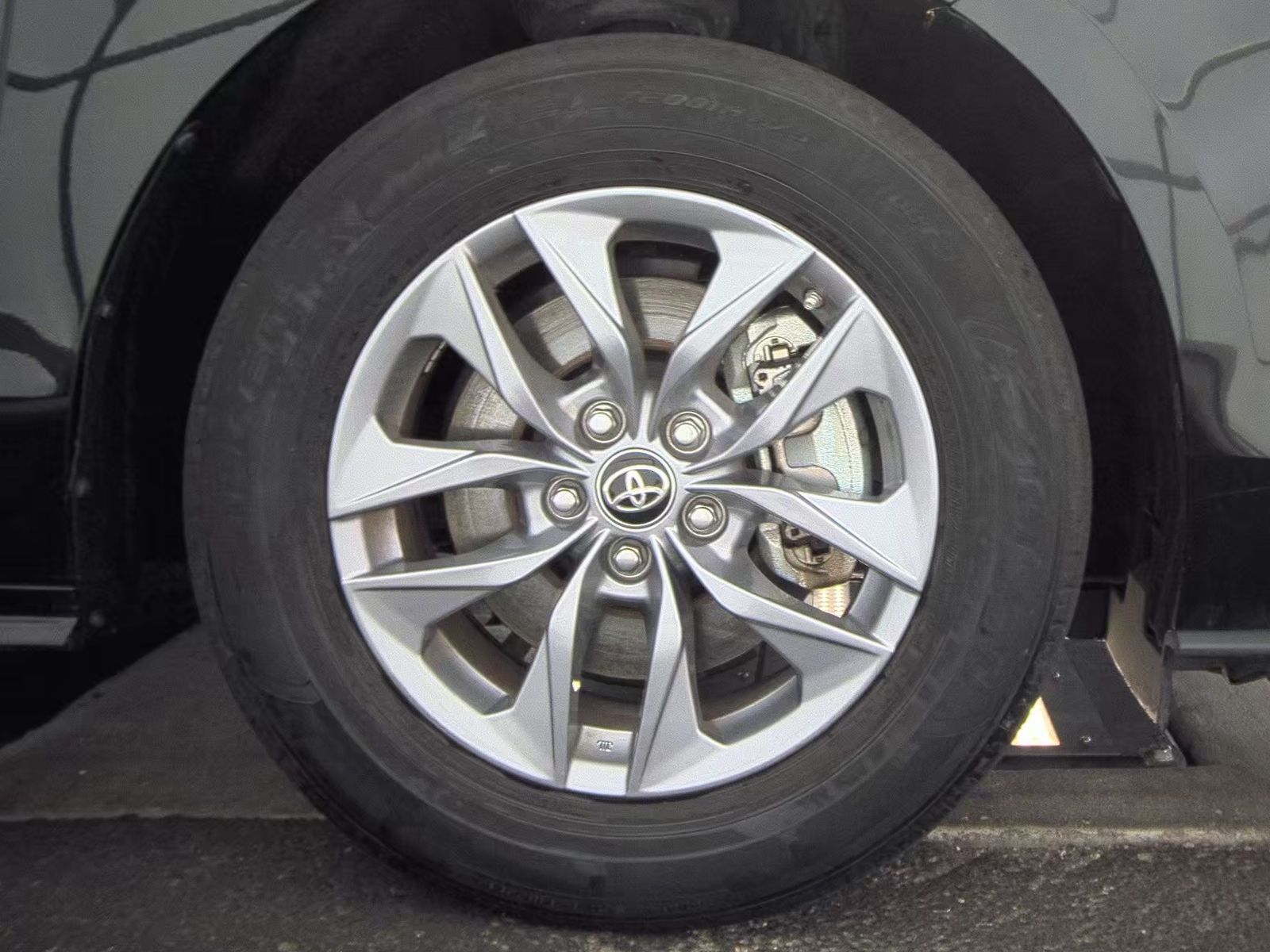 2024 Toyota Sienna LE FWD