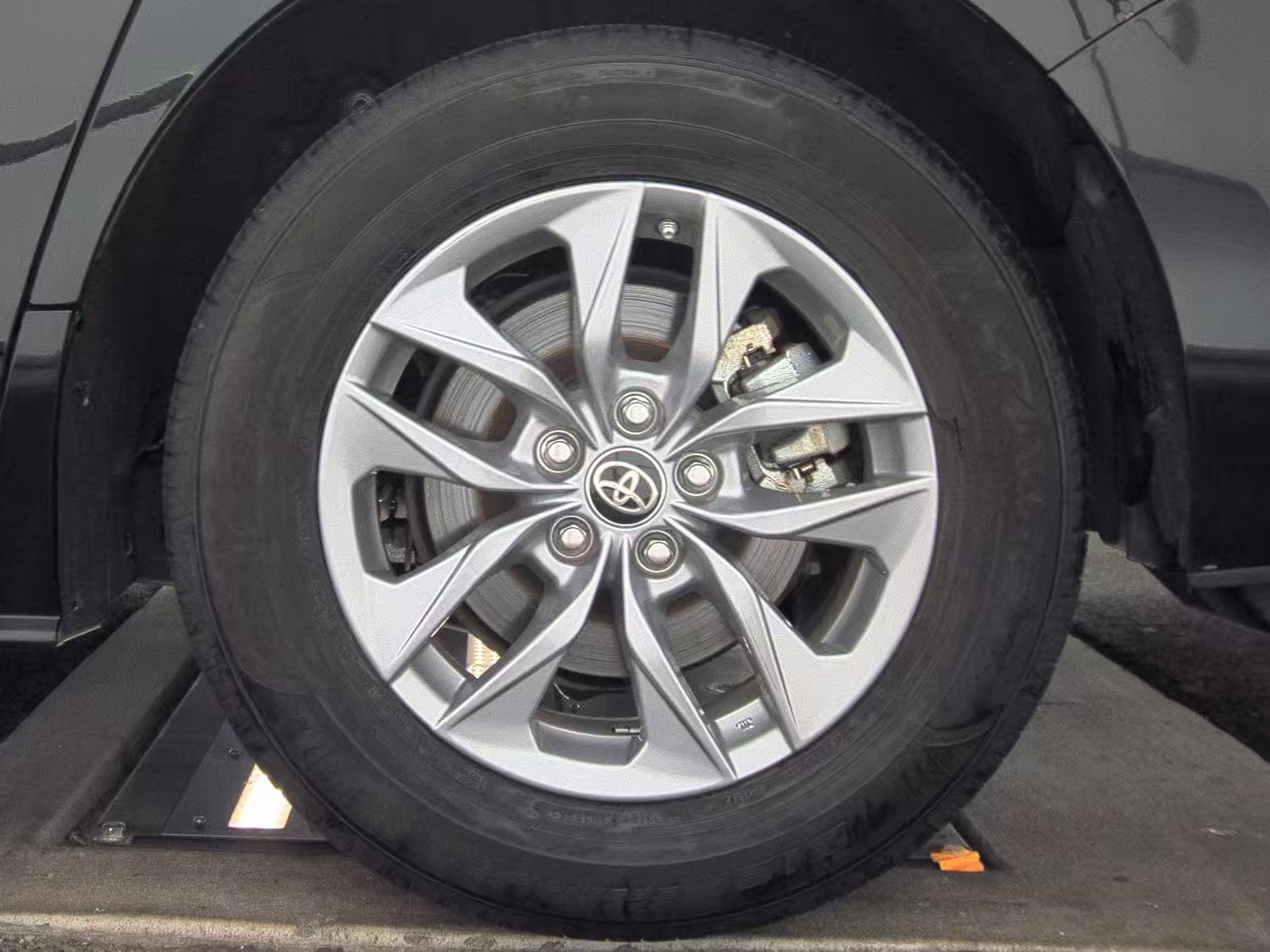 2024 Toyota Sienna LE FWD