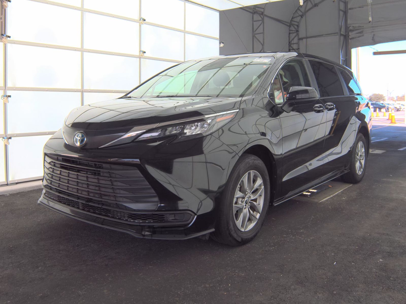 2024 Toyota Sienna LE FWD