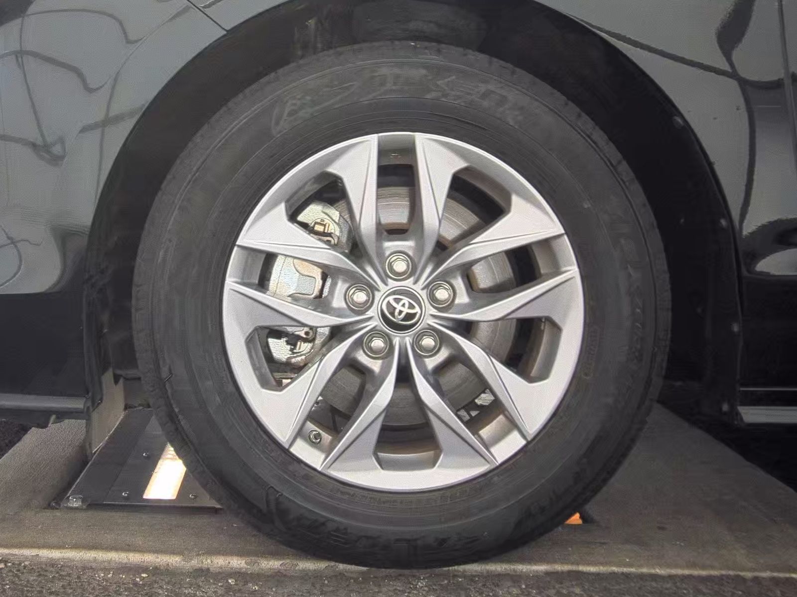 2024 Toyota Sienna LE FWD