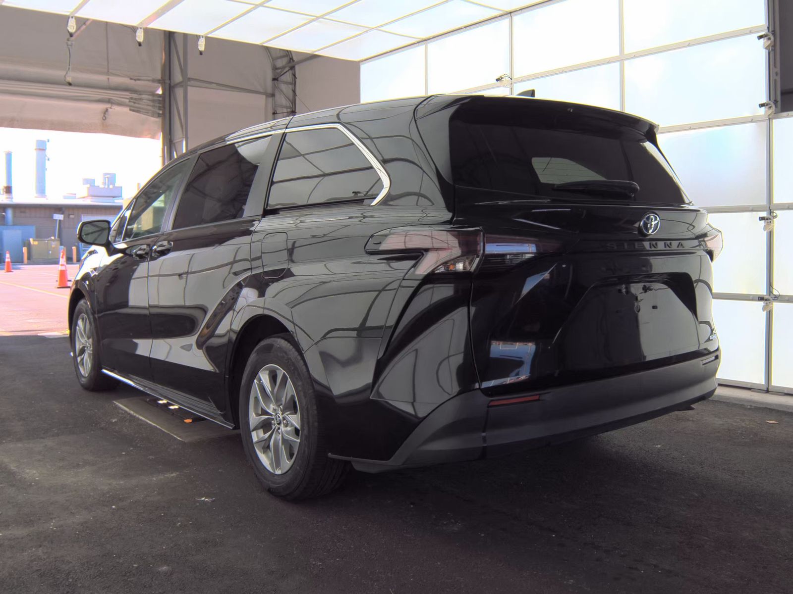 2024 Toyota Sienna LE FWD