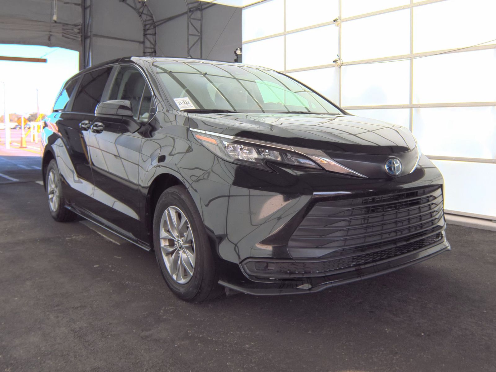 2024 Toyota Sienna LE FWD