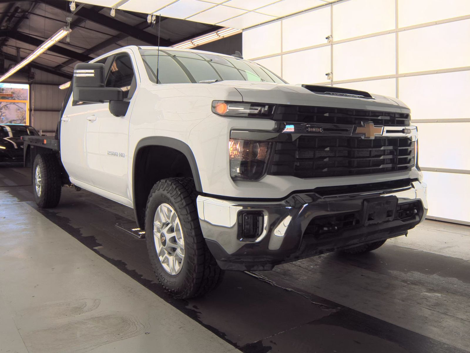 2024 CHEVY SILVERADO 2500 LT DIESEL WHITE FLATBED SINGLE - Image 4