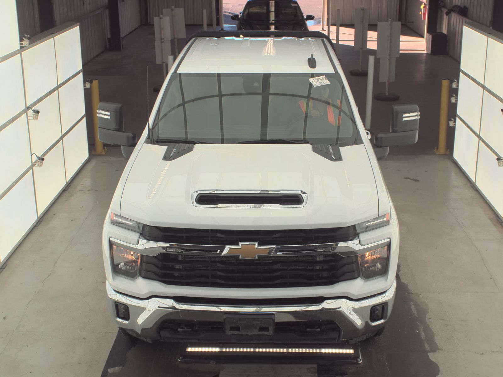 2024 CHEVY SILVERADO 2500 LT DIESEL WHITE FLATBED SINGLE - Image 2