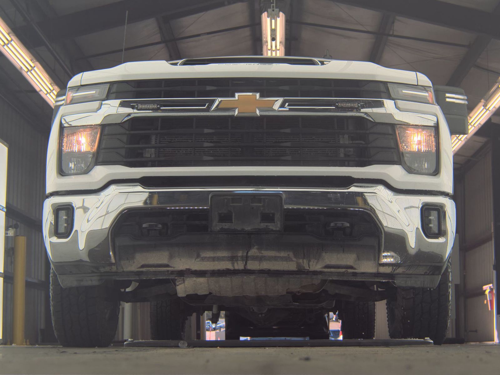 2024 CHEVY SILVERADO 2500 LT DIESEL WHITE FLATBED SINGLE - Image 3