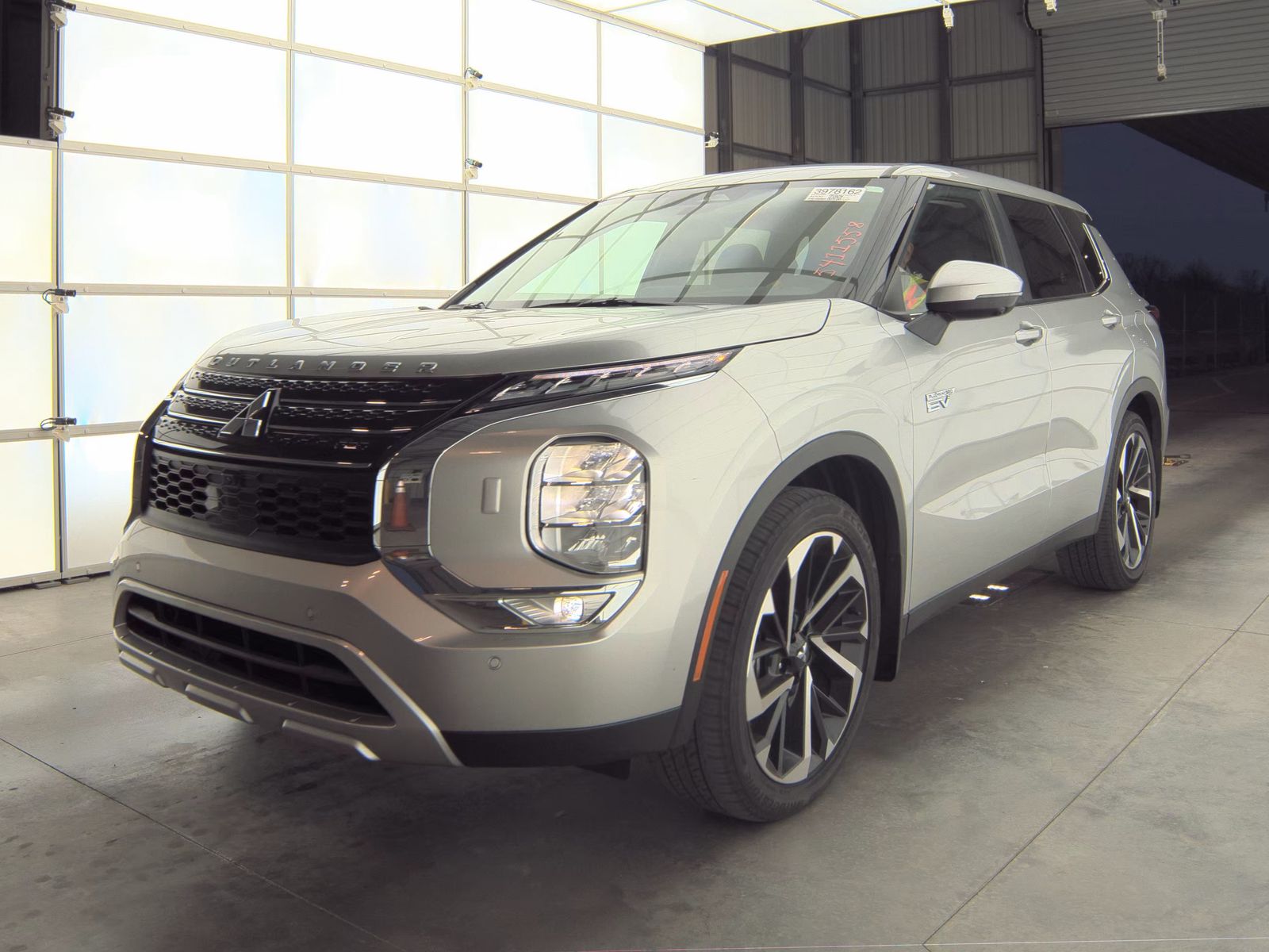 2024 Mitsubishi Outlander Plug-in Hybrid SE's photo