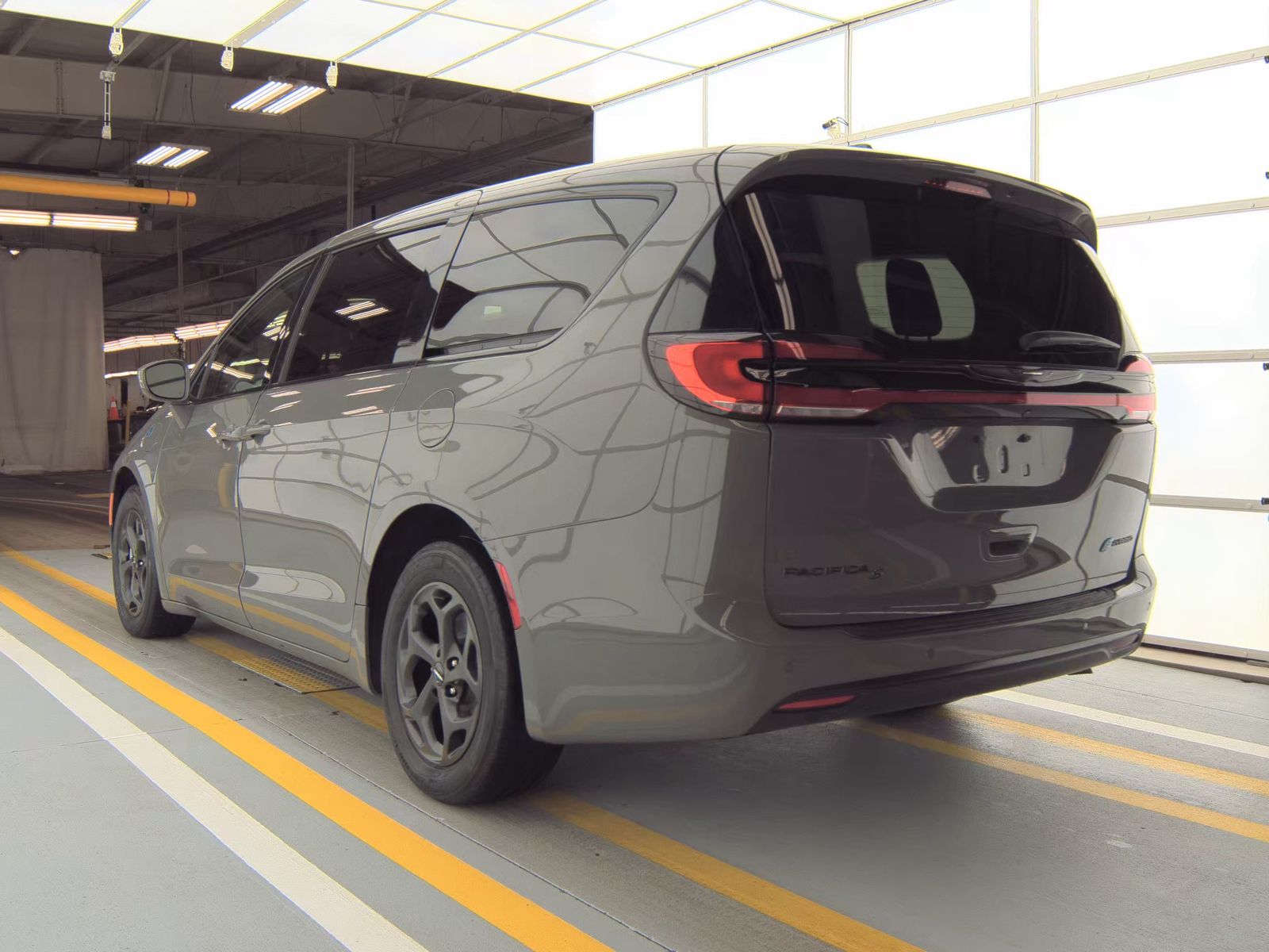 2022 Chrysler Pacifica Hybrid Touring L FWD