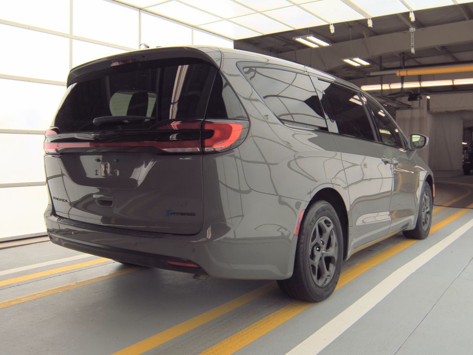 2022 Chrysler Pacifica Hybrid Touring L FWD