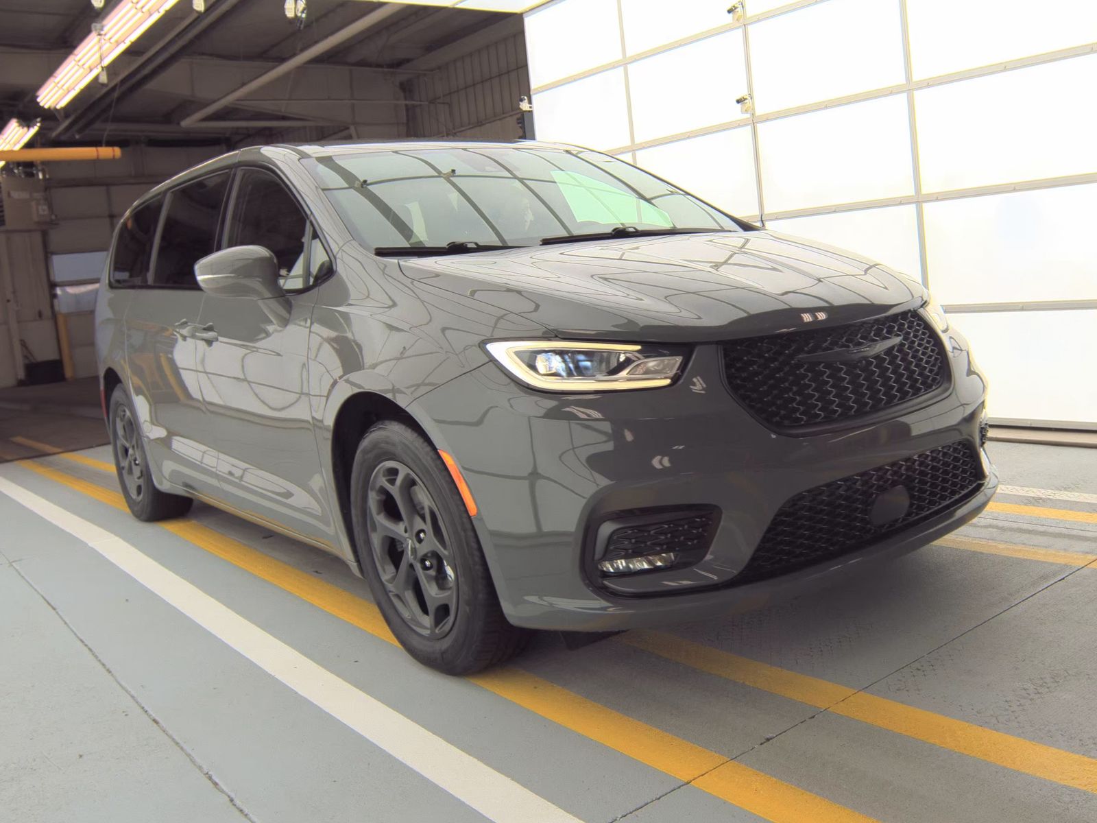 2022 Chrysler Pacifica Hybrid Touring L FWD