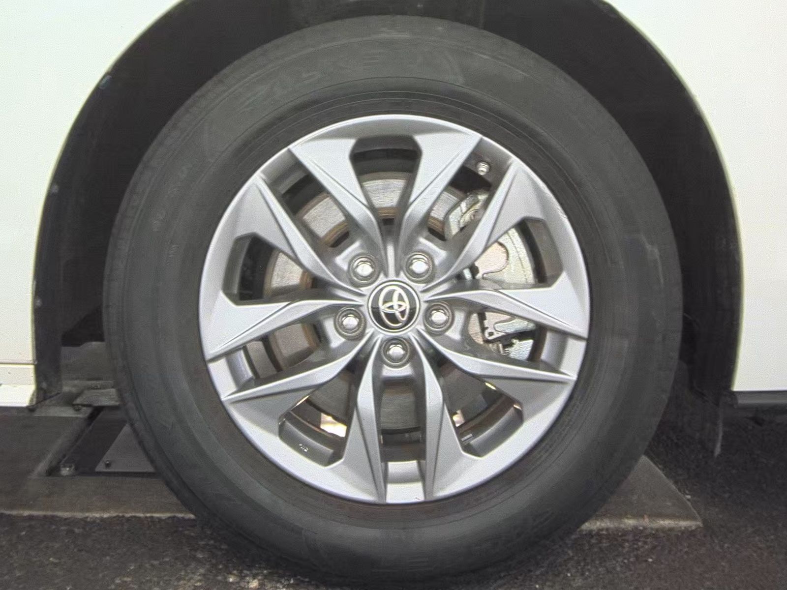 2024 Toyota Sienna LE FWD