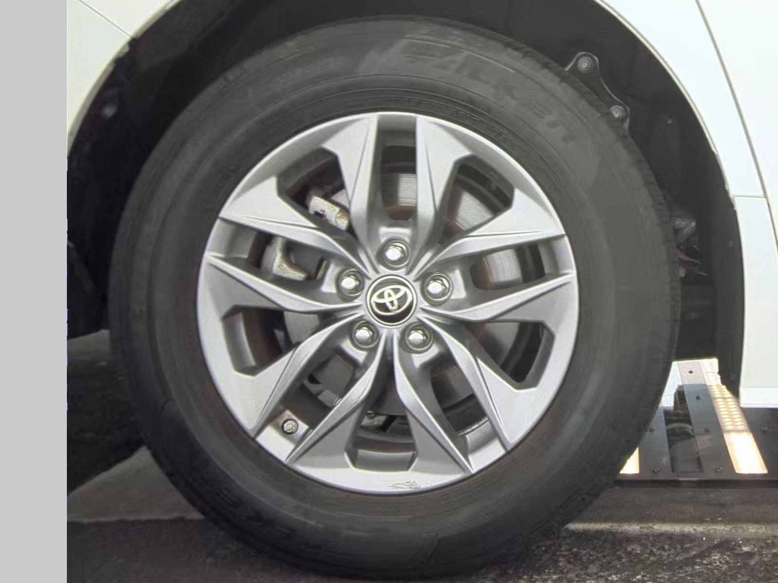 2024 Toyota Sienna LE FWD