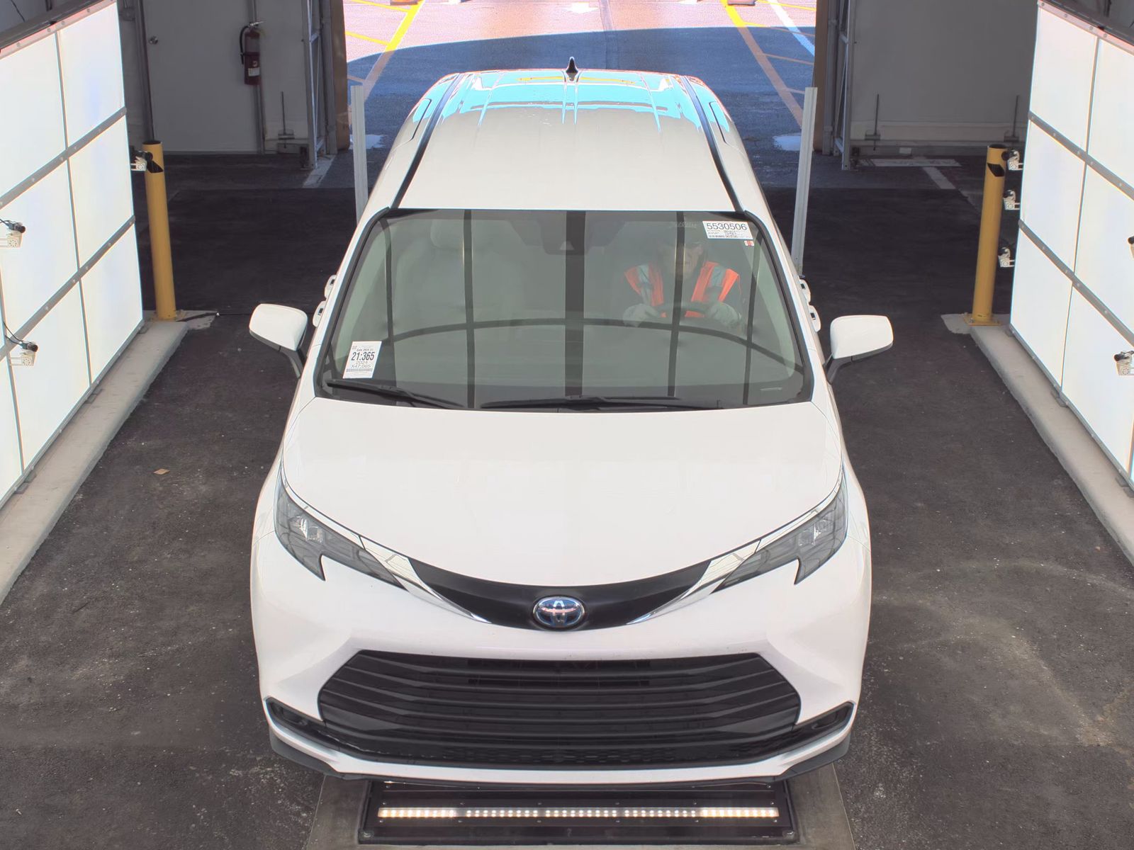 2024 Toyota Sienna LE FWD