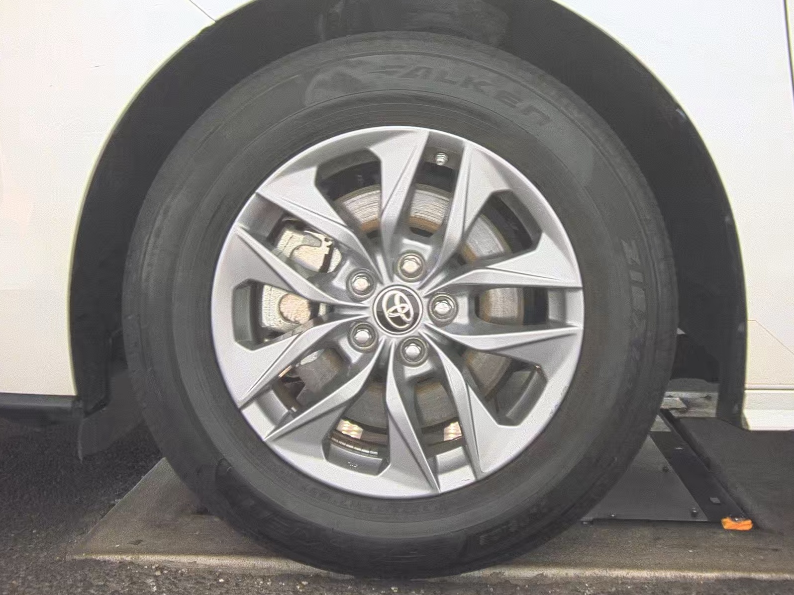 2024 Toyota Sienna LE FWD