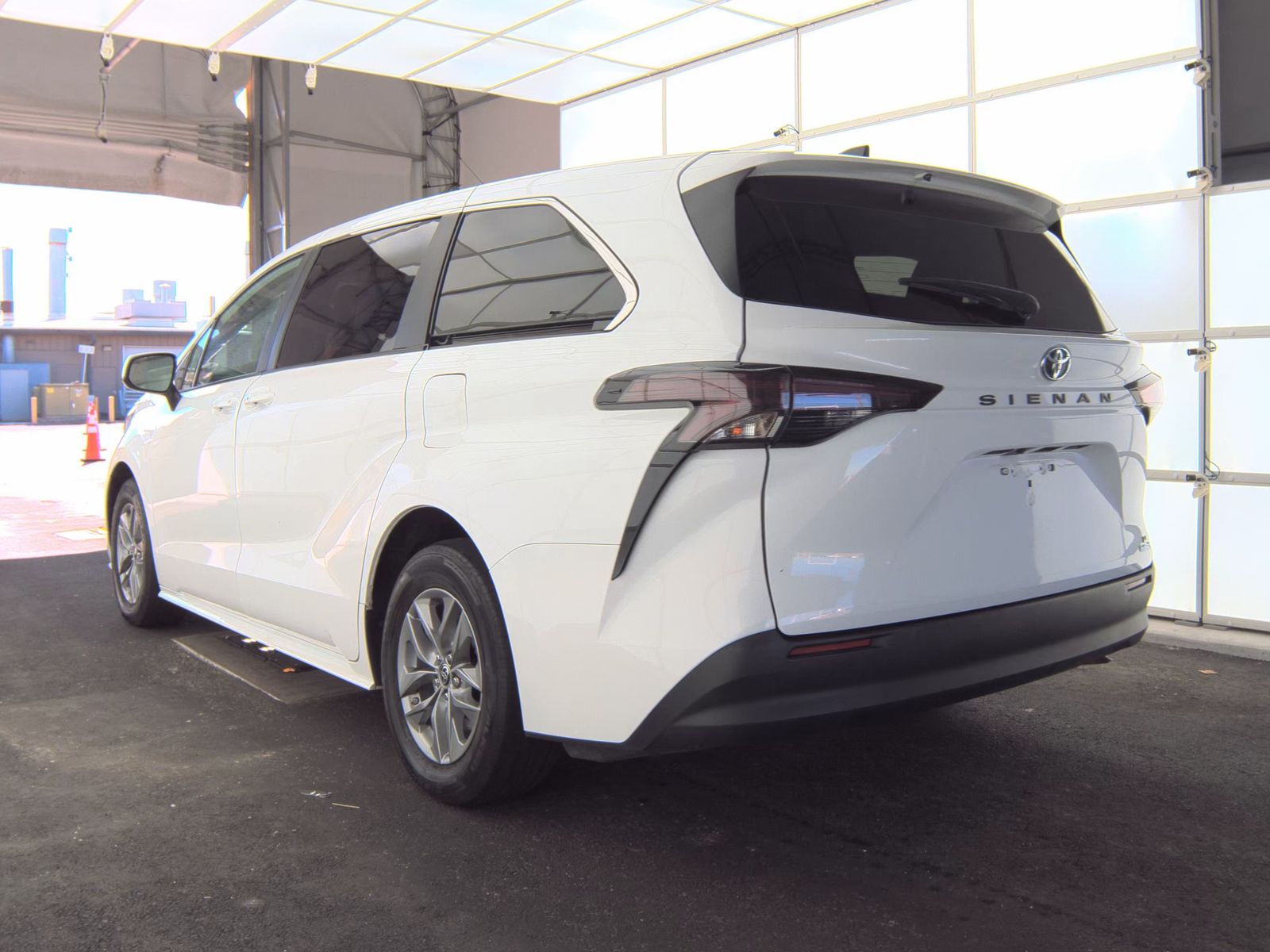 2024 Toyota Sienna LE FWD