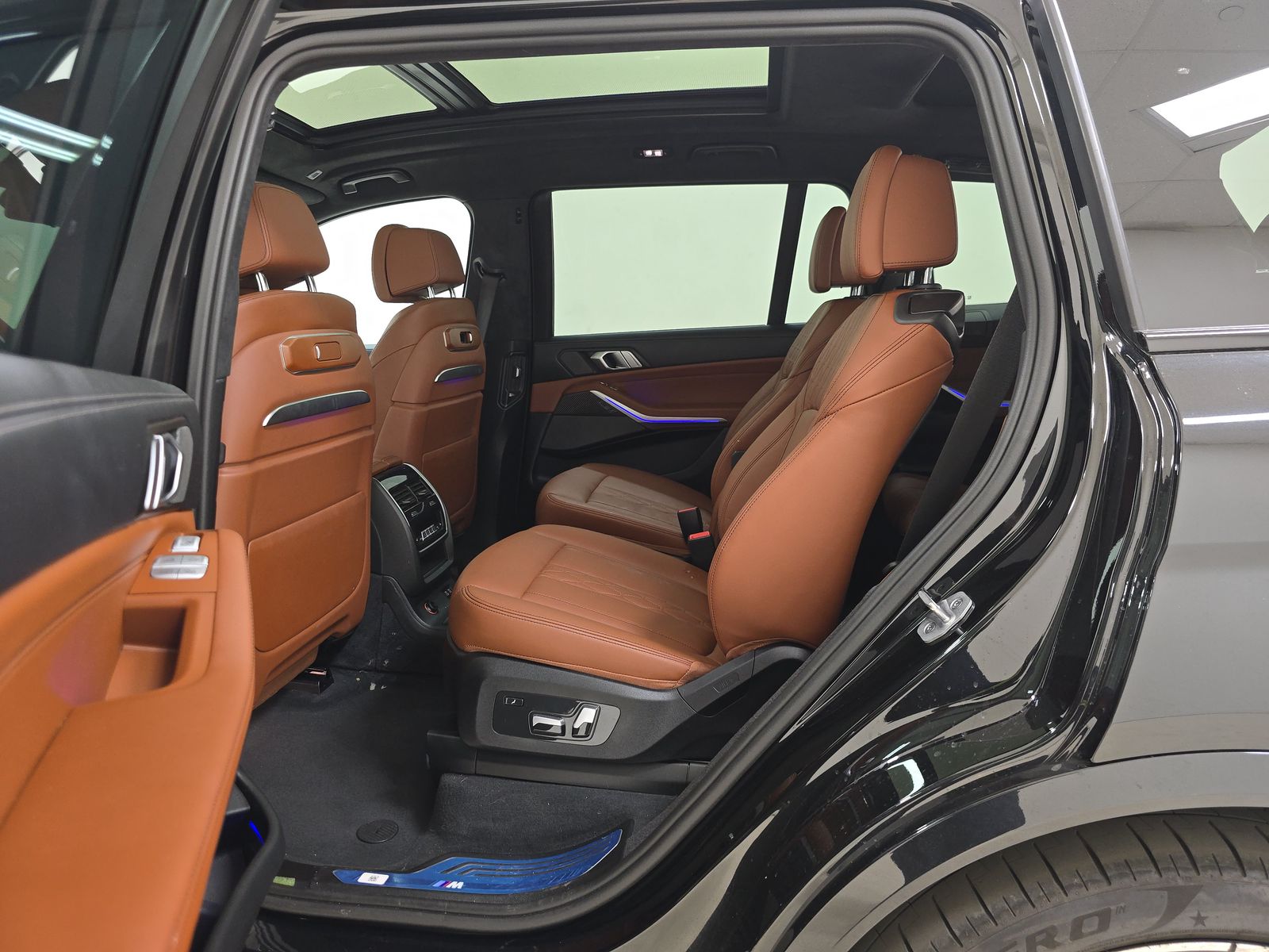 2025 BMW X7 M60i AWD