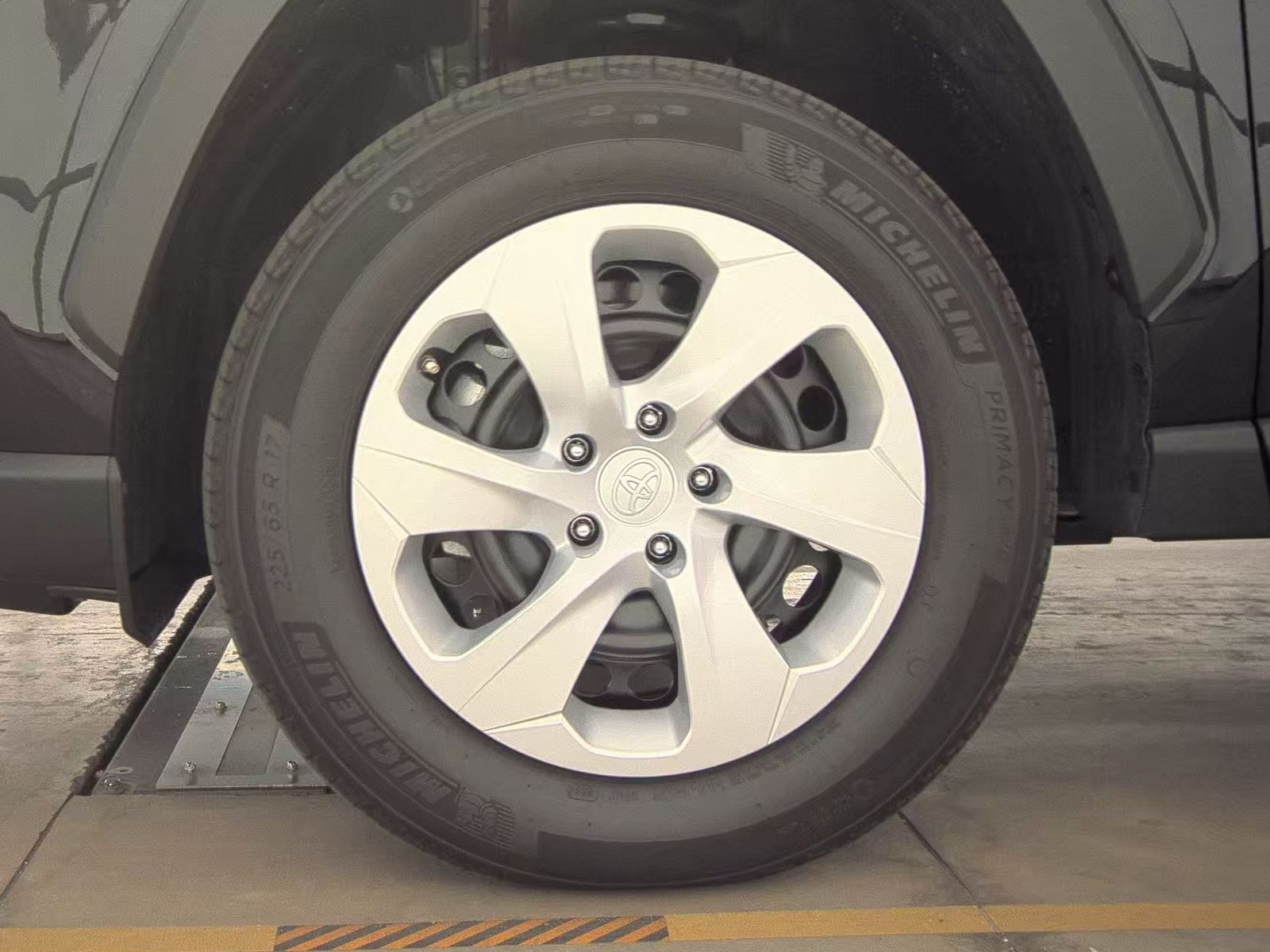 2025 Toyota RAV4 LE FWD