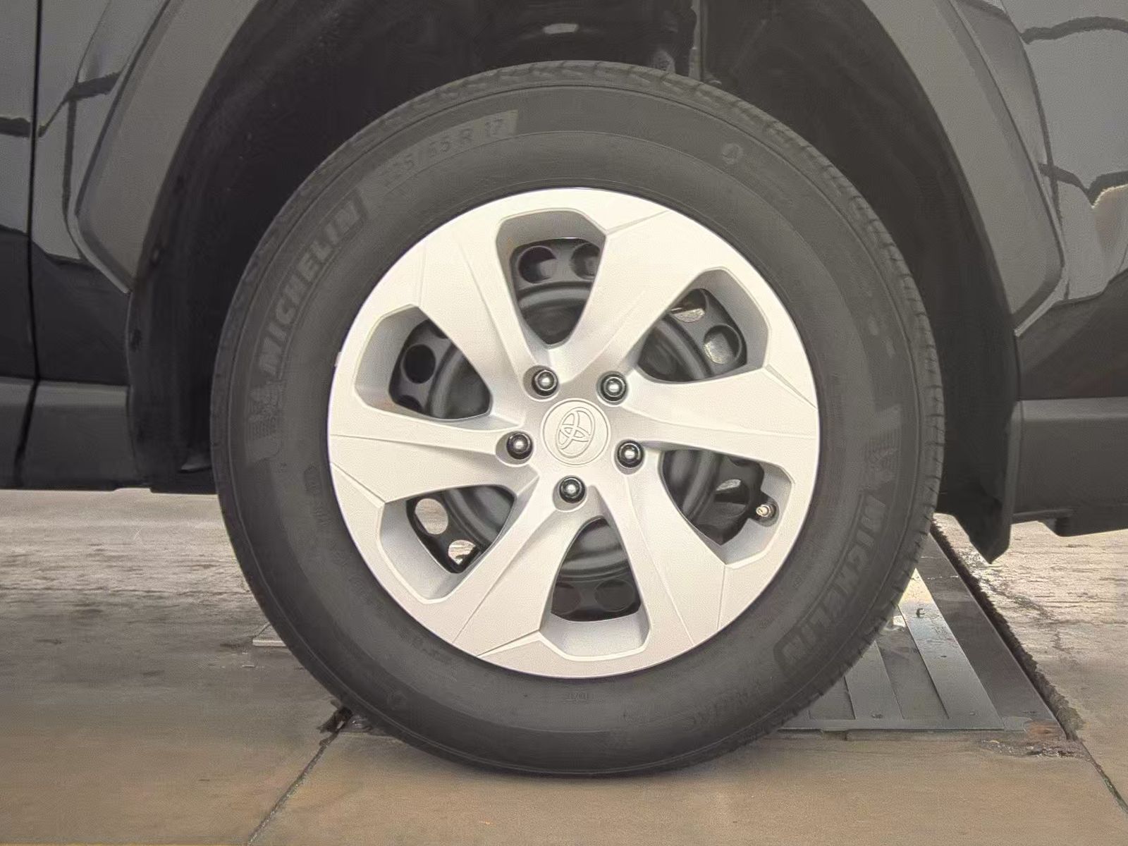 2025 Toyota RAV4 LE FWD