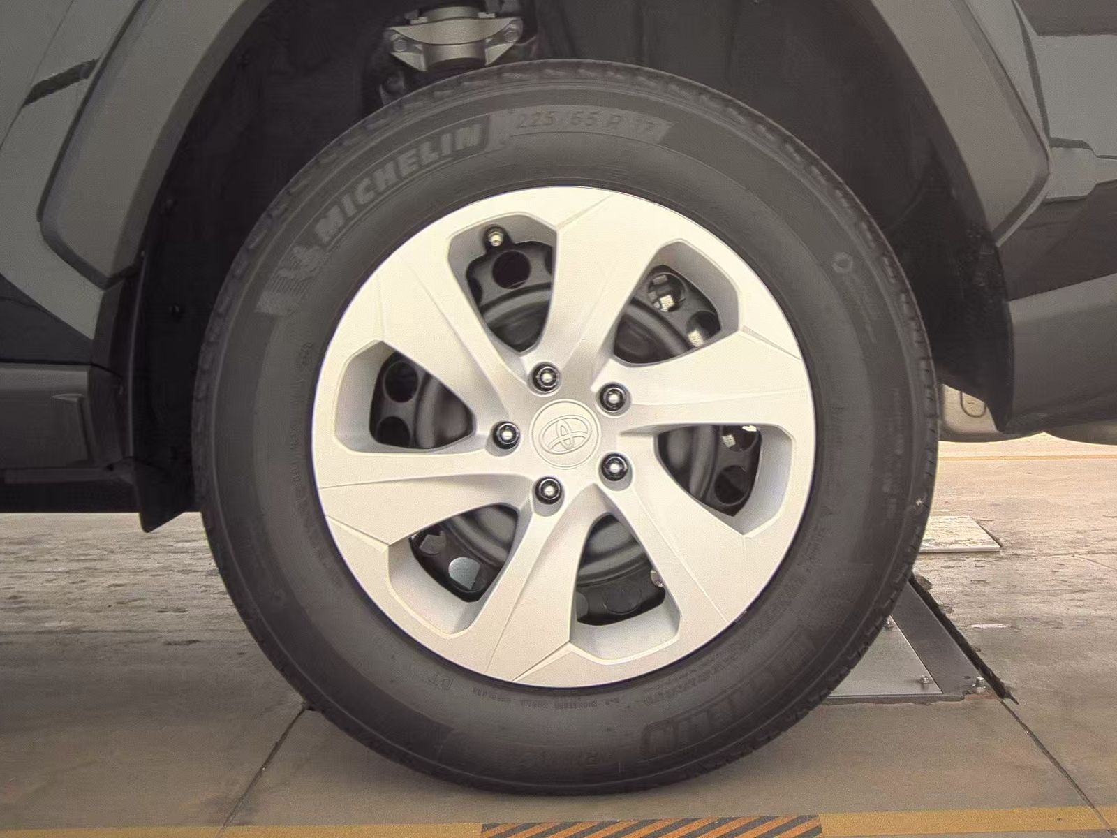 2025 Toyota RAV4 LE FWD