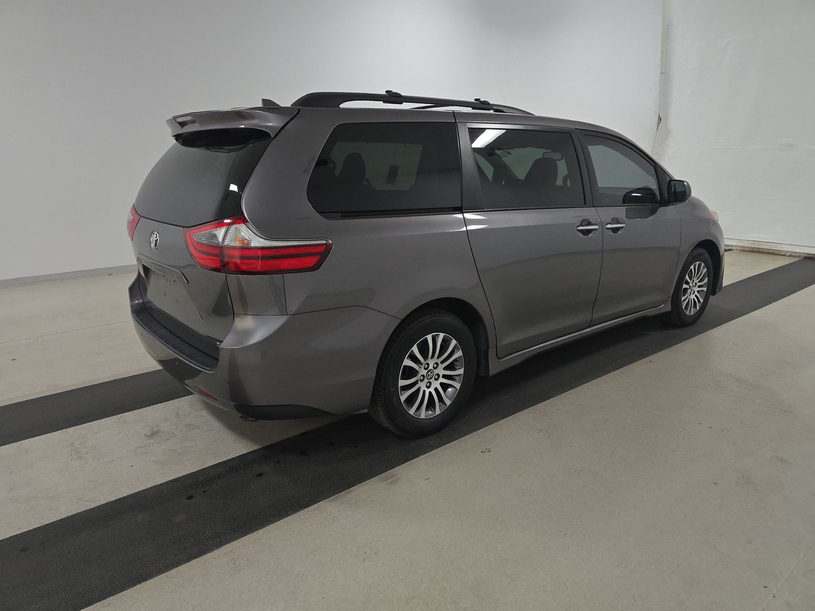 2020 Toyota Sienna XLE Premium FWD