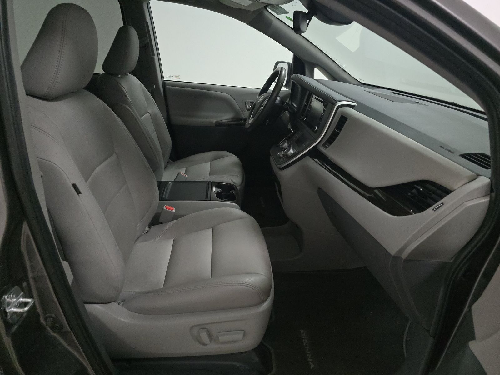 2020 Toyota Sienna XLE Premium FWD