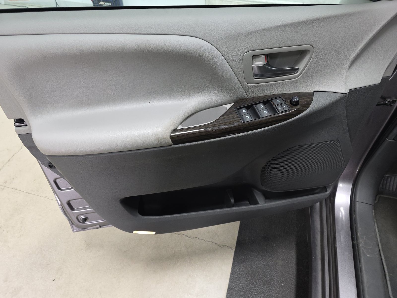 2020 Toyota Sienna XLE Premium FWD