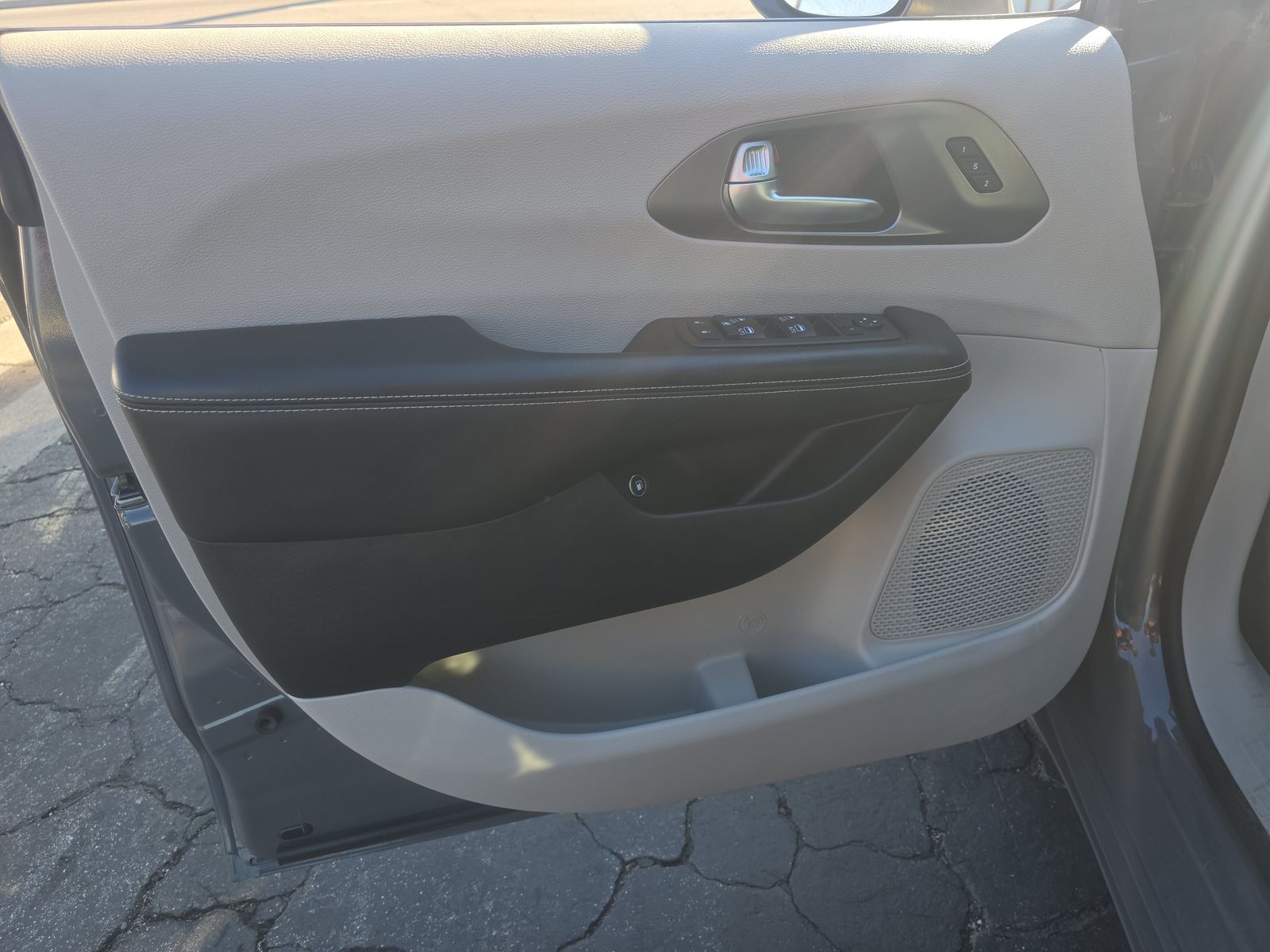 2022 Chrysler Pacifica Hybrid Touring L FWD