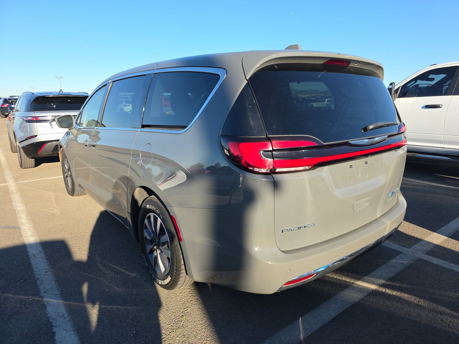 2022 Chrysler Pacifica Hybrid Touring L FWD