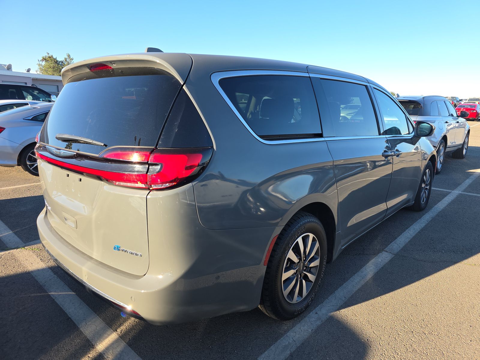 2022 Chrysler Pacifica Hybrid Touring L FWD