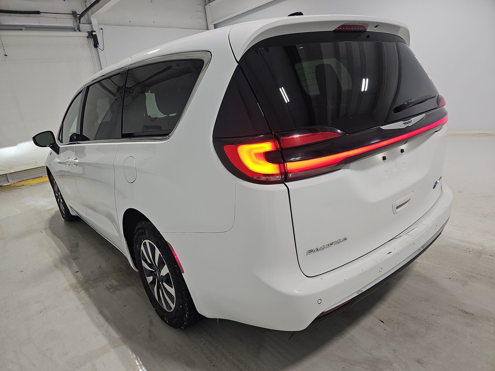 2023 Chrysler Pacifica Hybrid Touring L FWD