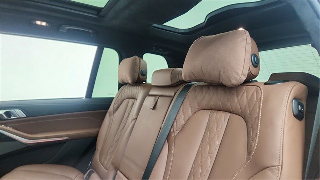 2025 BMW X7 M60i AWD