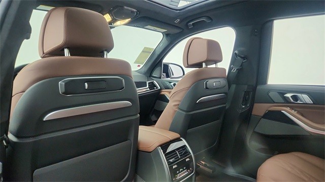 2025 BMW X7 M60i AWD