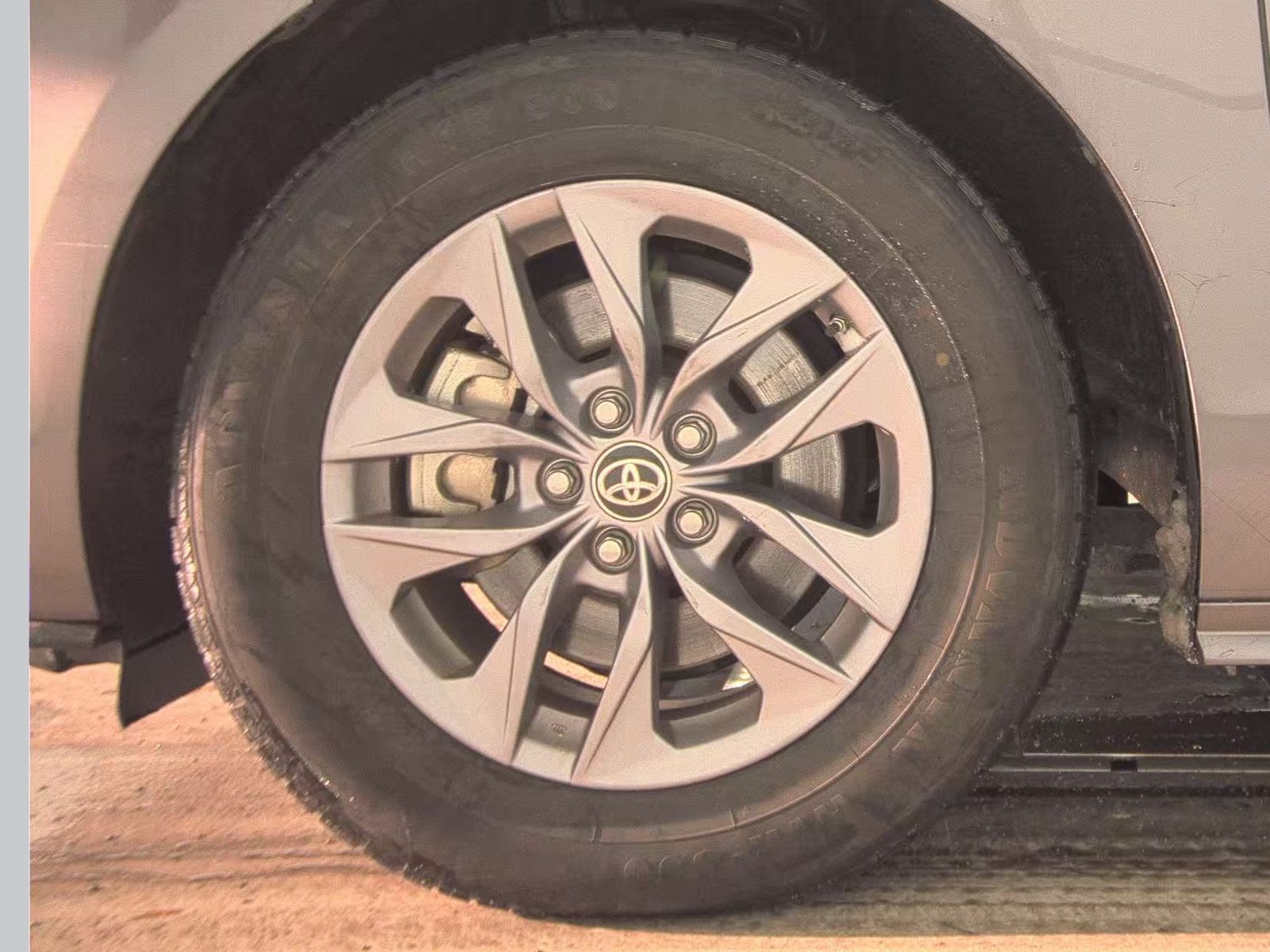 2024 Toyota Sienna LE FWD