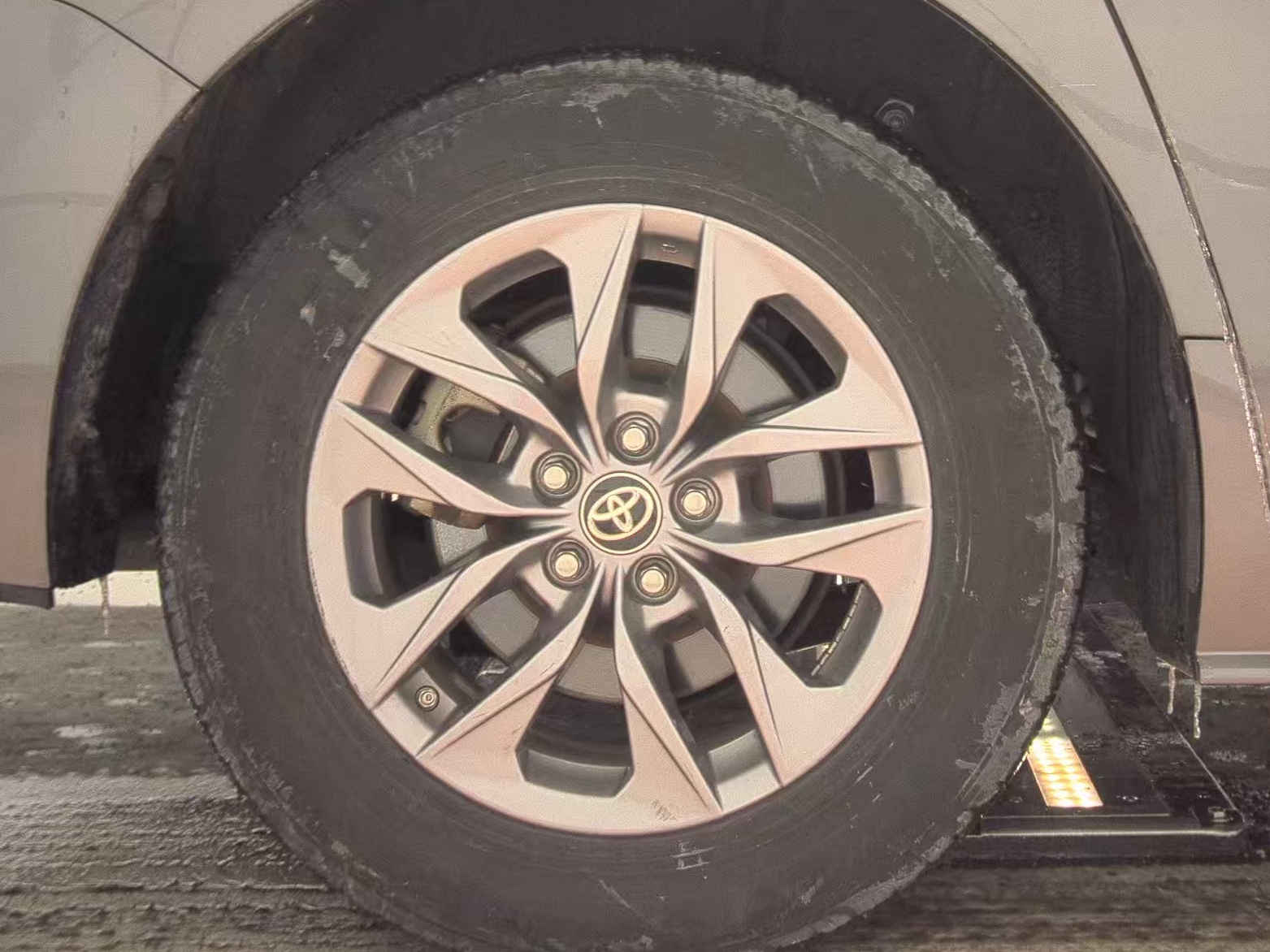 2024 Toyota Sienna LE FWD