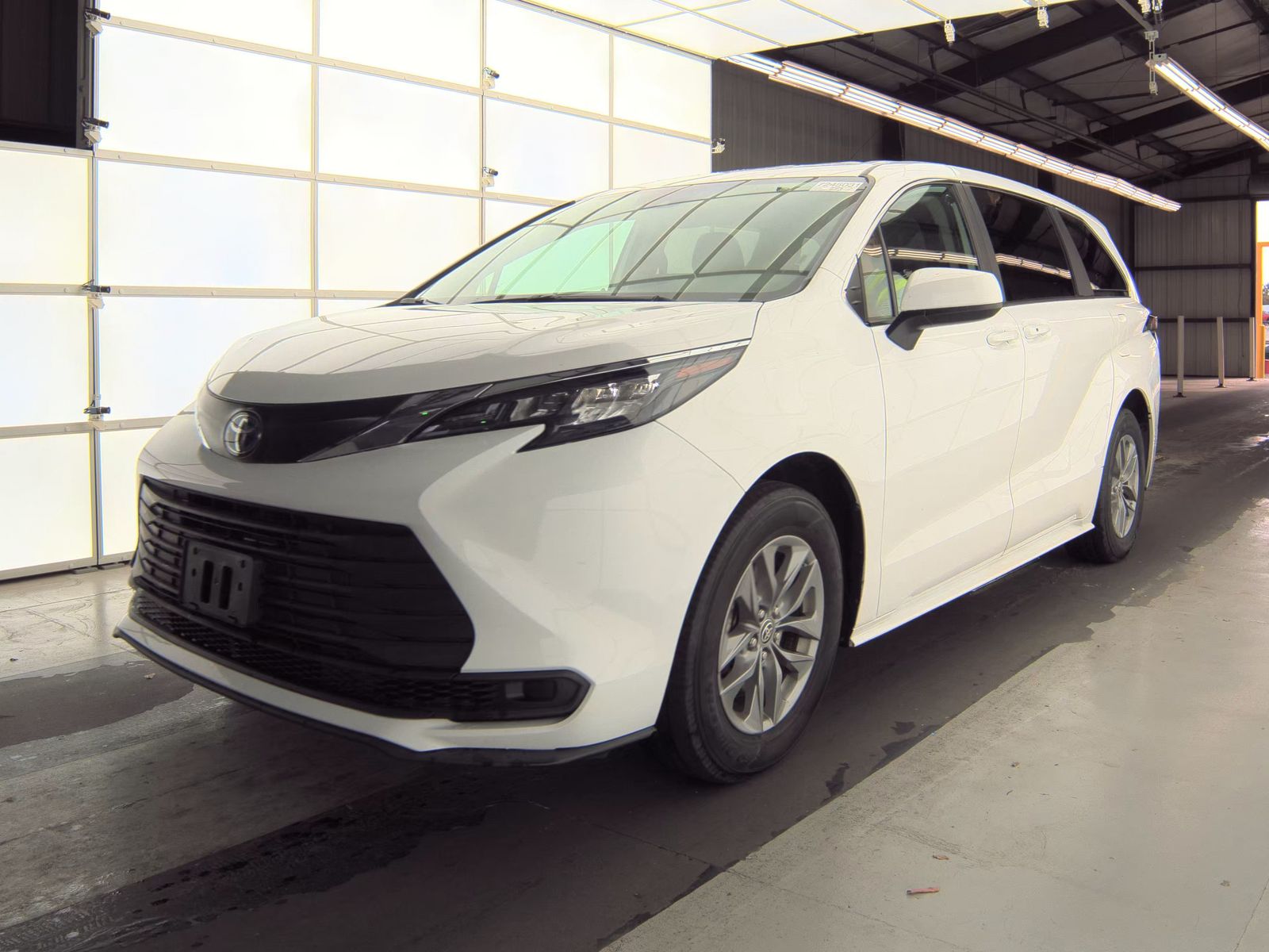 2024 Toyota Sienna LE FWD