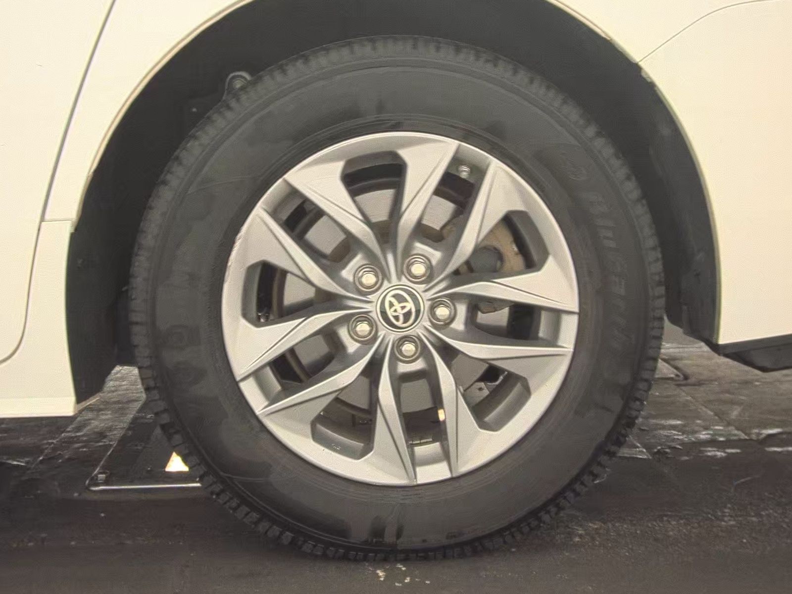 2024 Toyota Sienna LE FWD