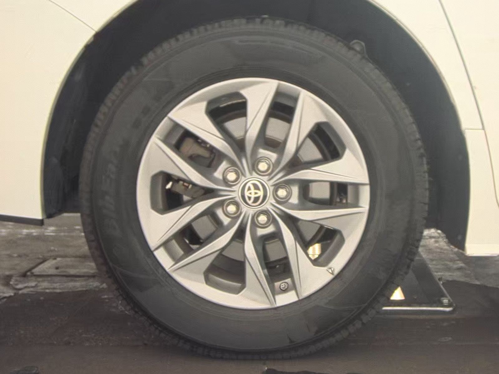 2024 Toyota Sienna LE FWD